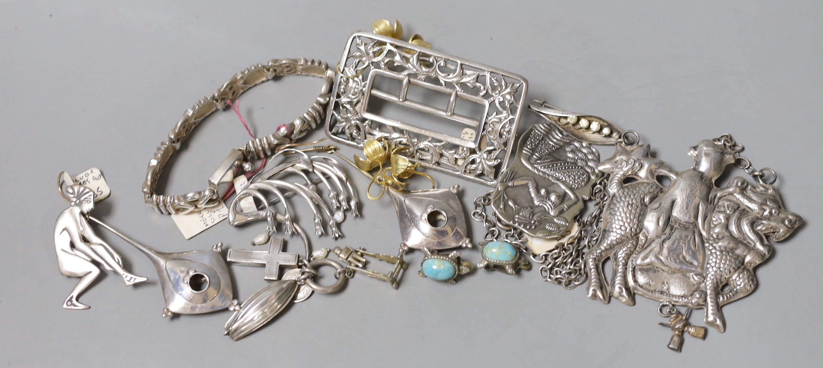 Assorted silver and white metal jewellery, including a belt buckle and stylish pair of drop earrings.